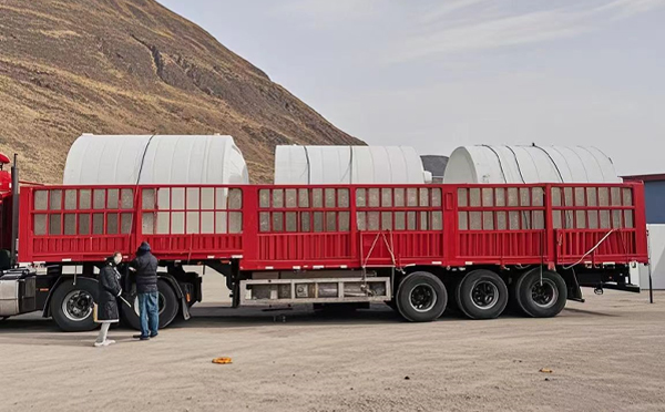 凉州塑料桶装车完毕准备运输中