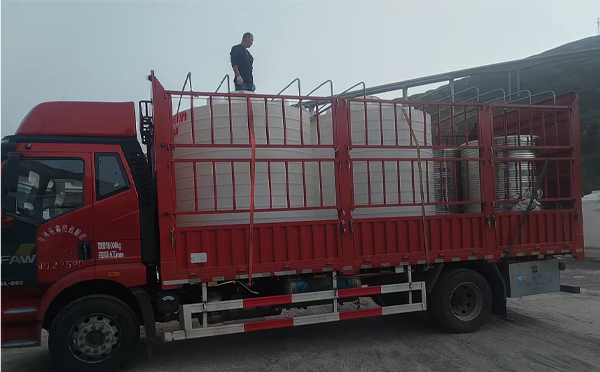 凉州立式运输桶安排发货现场